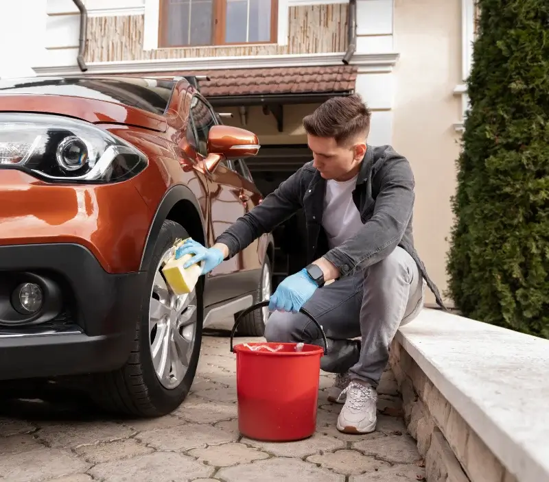 Lavage auto à domicile Roussillon : professionnel intervenant sur un véhicule